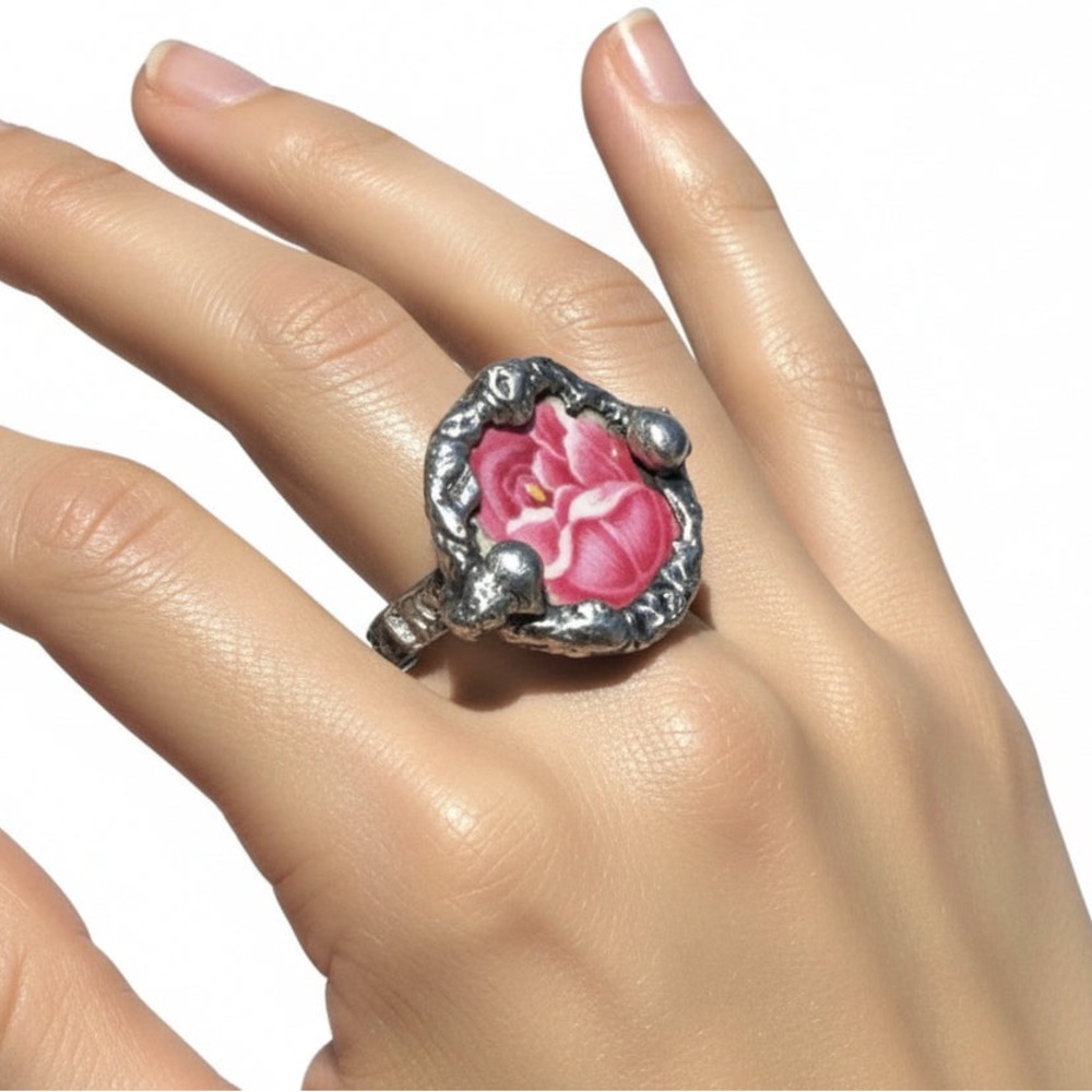 Broken China Ring - Vintage Floral with Silver Spoon Band & Brutalist Metalwork - Picture 2 of 15
